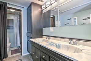 Bathroom - Kansas City Penthouse: Near Museums & Plaza! (Kansas City)