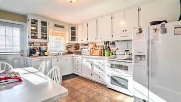 House (3 Bedrooms) | Private kitchen | Microwave, oven, stovetop, coffee/tea maker