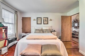 ハウス (3 Bedrooms) | 3 室のベッドルーム、デスク、ノートパソコン用作業スペース、アイロン / アイロン台