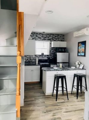 Refrigerador, microondas, horno y parrilla de estufa