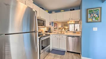 Apartment (2 Bedrooms) | Private kitchen | Microwave, oven, stovetop, dishwasher