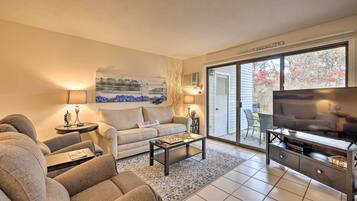 Apartment (2 Bedrooms) | Living area | TV, books