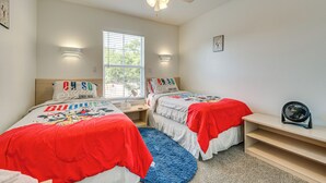 A bedroom with two beds, a ceiling fan, a window, and a desk with a fan. - Patio + Pool Access: Townhome < 9 Mi to Disney! (Kissimmee)