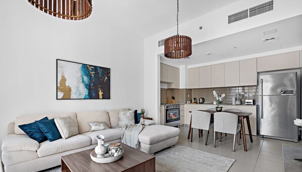 Departamento Deluxe | Área de sala de estar | Smart TV de 55 pulgadas con canales por cable, televisión y Netflix 