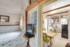 Cottage (1 Bedroom) | Interior - Cozy Vineyard Haven Cottage < 1 Mi to Beach! (Vineyard Haven)