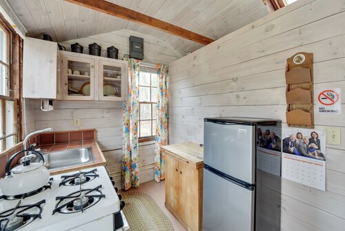 Cozy Vineyard Haven Cottage < 1 Mi to Beach!