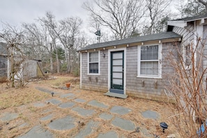 A small wooden house with a stone pathway leading to the front door. - Cozy Vineyard Haven Cottage < 1 Mi to Beach! (Vineyard Haven)