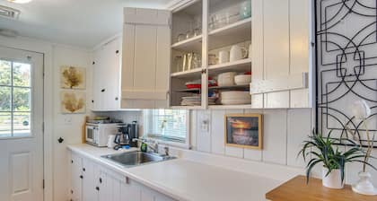 Steps to Eats & Craigville Beach! Cape Cod Cottage