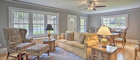 獨棟房屋 (3 Bedrooms) | 起居區 | 電視、壁爐、書籍