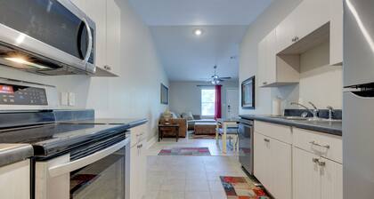 Dog-friendly Pensacola Duplex ~ 7 Mi to Downtown