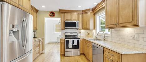 Mikrowelle, Ofen, Herdplatte, Wasserkocher mit Kaffee-/Teezubehör