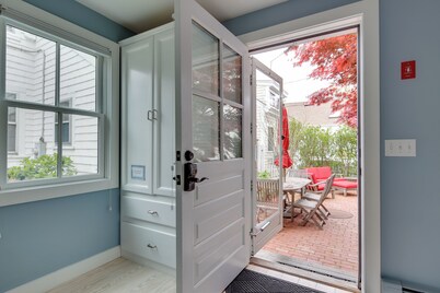 Walk to Beach & Commercial Street! Condo w/ Patio