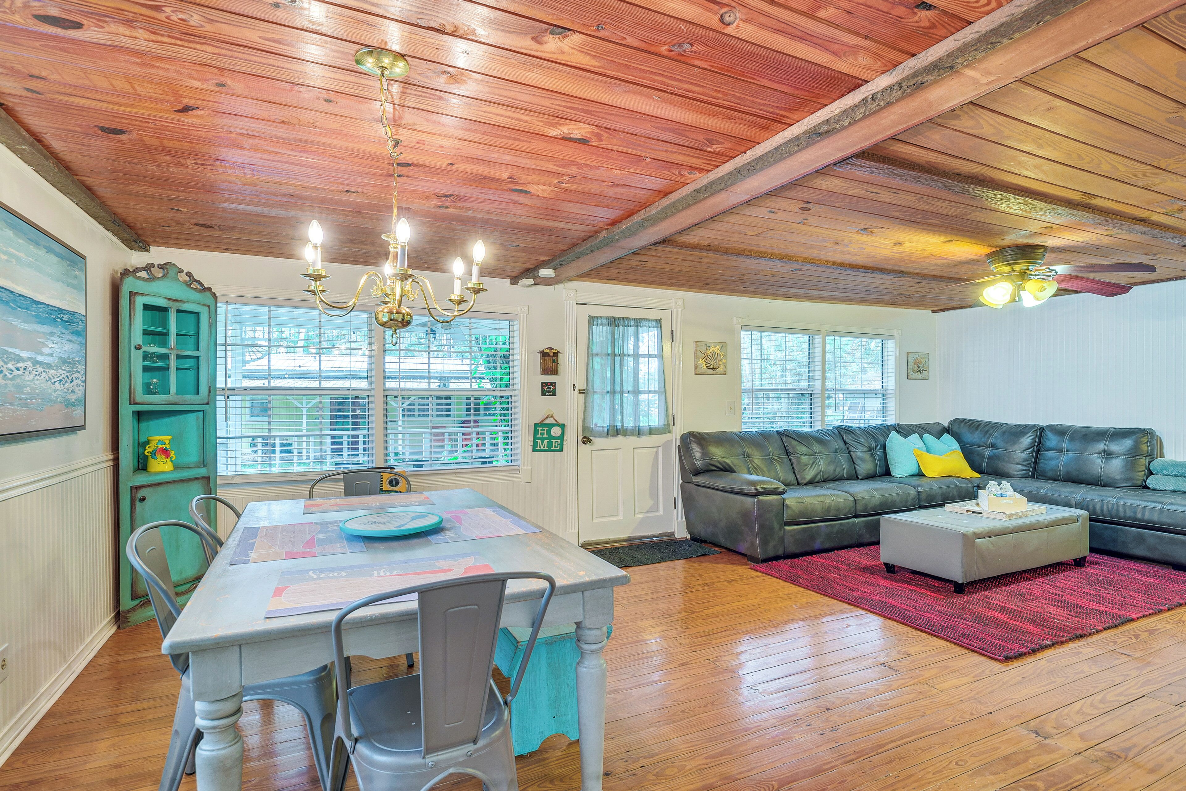 Cottage (2 Bedrooms) | Area keluarga | TV