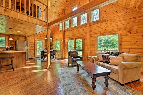Private Chester Home w/ Deck, Mins to Skiing!