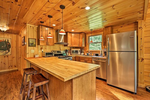 Private Chester Home w/ Deck, Mins to Skiing!