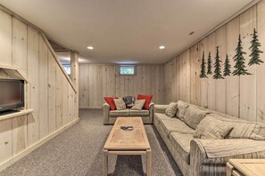 House (4 Bedrooms) | Interior - Dover Home: 7 Mi to Mount Snow Grand Summit Resort (East Dover)