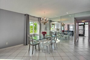 Dining - Bayfront Holmes Beach Condo w/ Resort Perks! (Holmes Beach)