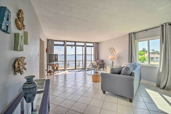 TV - Bayfront Holmes Beach Condo w/ Resort Perks! (Holmes Beach)