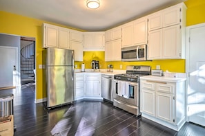 Appartement (1 Bedroom) | Cuisine privée | Four à micro-ondes, un four, surface de cuisson, lave-vaisselle