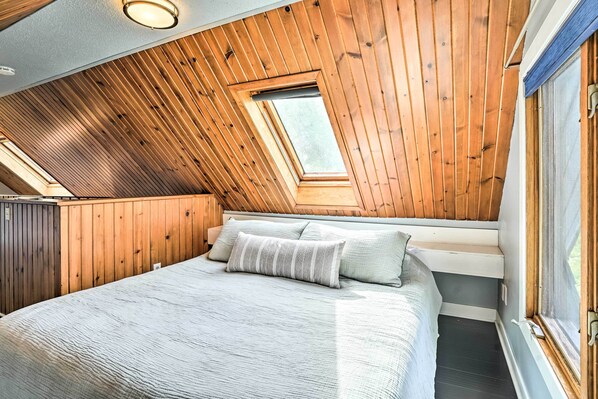 Apartment (1 Bedroom) | 1 bedroom, desk, laptop workspace, bed sheets