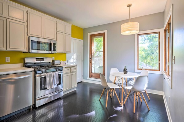 Appartement (1 Bedroom) | Cuisine privée | Four à micro-ondes, un four, surface de cuisson, lave-vaisselle