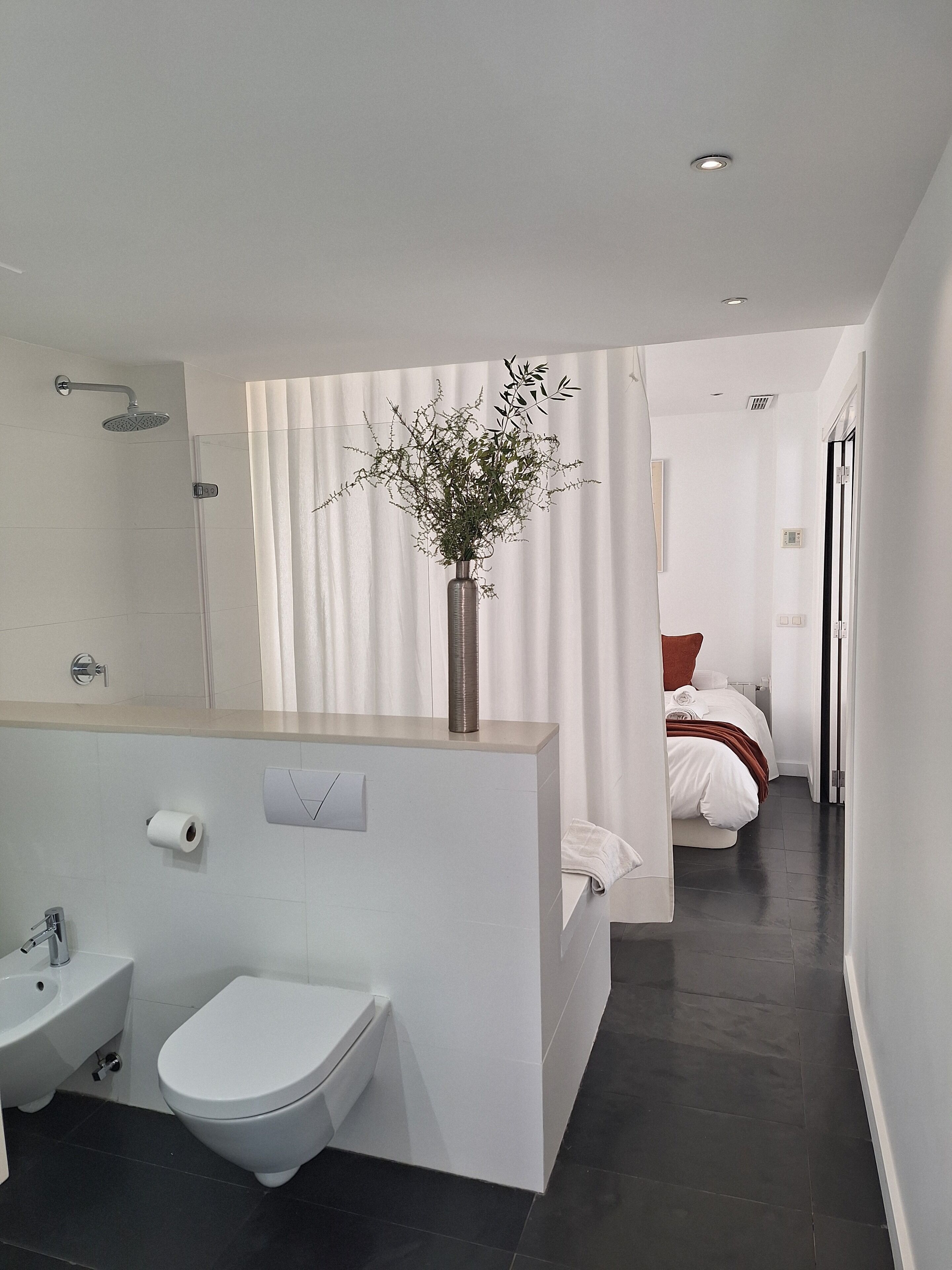 Haartrockner, Handtücher, Seife, Toilettenpapier