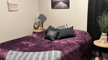 2 chambres, coffres-forts dans les chambres, fer et planche à repasser