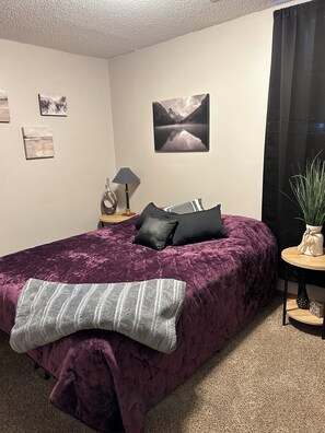 2 soverom, safe på rommet, strykejern/-brett og reiseseng for barn