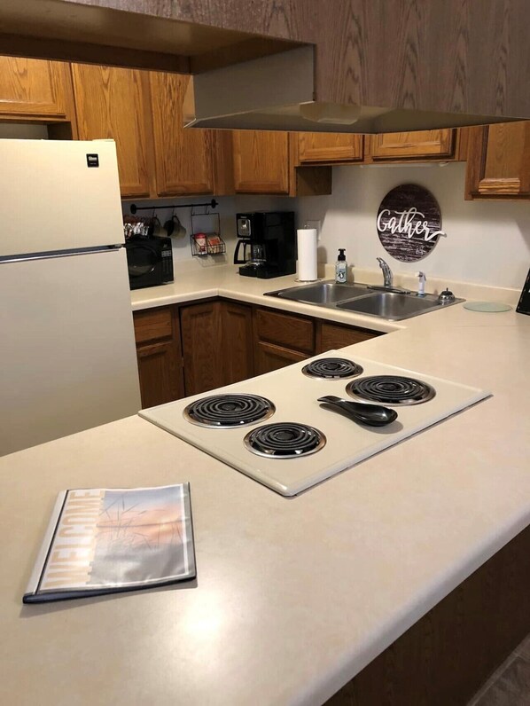 Kjøleskap, mikrobølgeovn, ovn og kokeplater