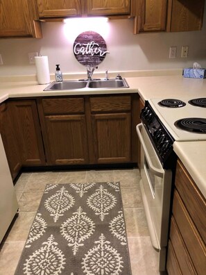 Réfrigérateur, four à micro-ondes, un four, surface de cuisson