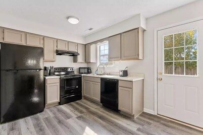 Lovely 2- Bedroom Condo located in the heart of BG