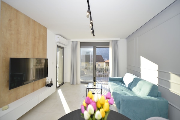 Deluxe-Apartment, 1 Queen-Bett und Schlafsofa, Balkon, Buchtblick | Wohnbereich | 55-Zoll-Smart-TV mit Digitalempfang, Fernseher, Netflix
