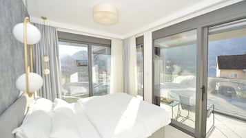 Deluxe-Apartment, 1 Queen-Bett und Schlafsofa, Balkon, Buchtblick | 1 Schlafzimmer, italienische Bettbezüge von Frette