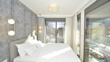 Deluxe appartement, 1 queensize bed met slaapbank, balkon, uitzicht op baai | 1 slaapkamer, Italiaanse Frette-lakens, luxe beddengoed