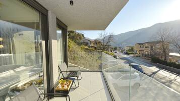 Deluxe appartement, 1 queensize bed met slaapbank, balkon, uitzicht op baai | Balkon