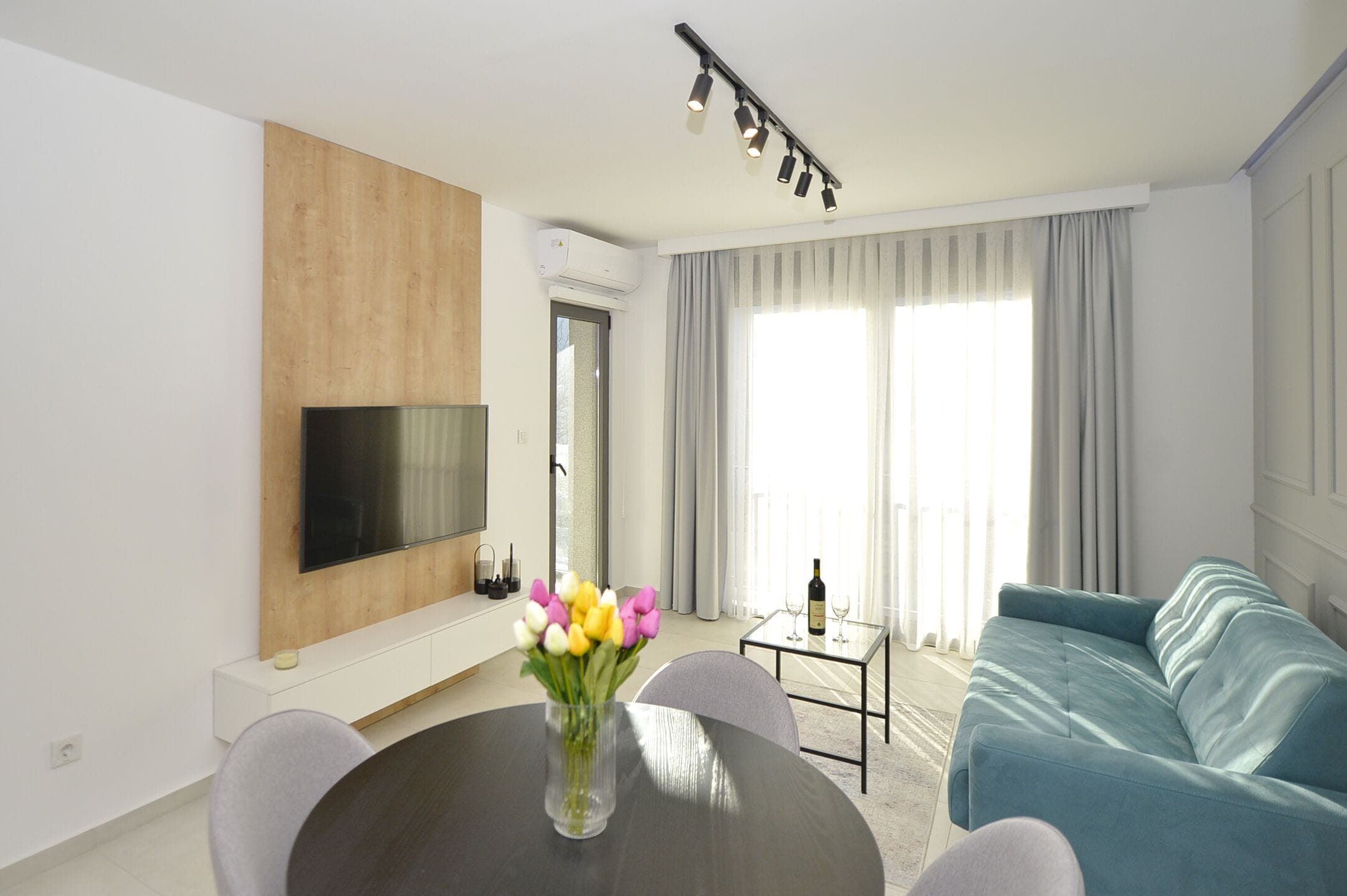 Deluxe Apartment, 1 Queen Bed with Sofa bed, Balcony, Bay View | Living area | 55-inch Smart TV with digital channels, TV, Netflix