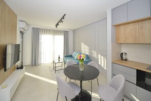 华丽公寓, 1 张大床和 1 张沙发床, 阳台, 海湾景观 | 起居区 | 55-英寸智能电视（配备数码频道）、电视、Netflix