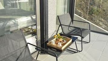 Deluxe-Apartment, 1 Queen-Bett und Schlafsofa, Balkon, Buchtblick | Balkon