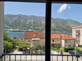 Deluxe Apartment, 1 Queen Bed with Sofa bed, Bay View | Living area | 55-inch Smart TV with digital channels, TV, Netflix