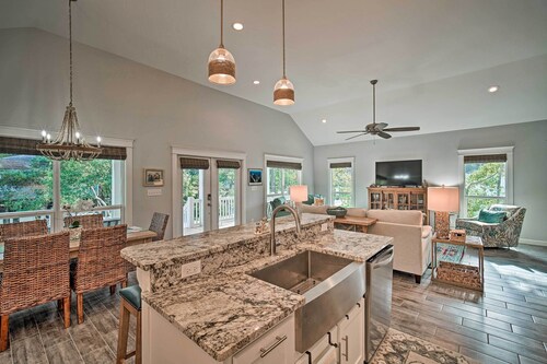 Quiet Fisherman's House w/ Hot Tub + Tropical Bar!