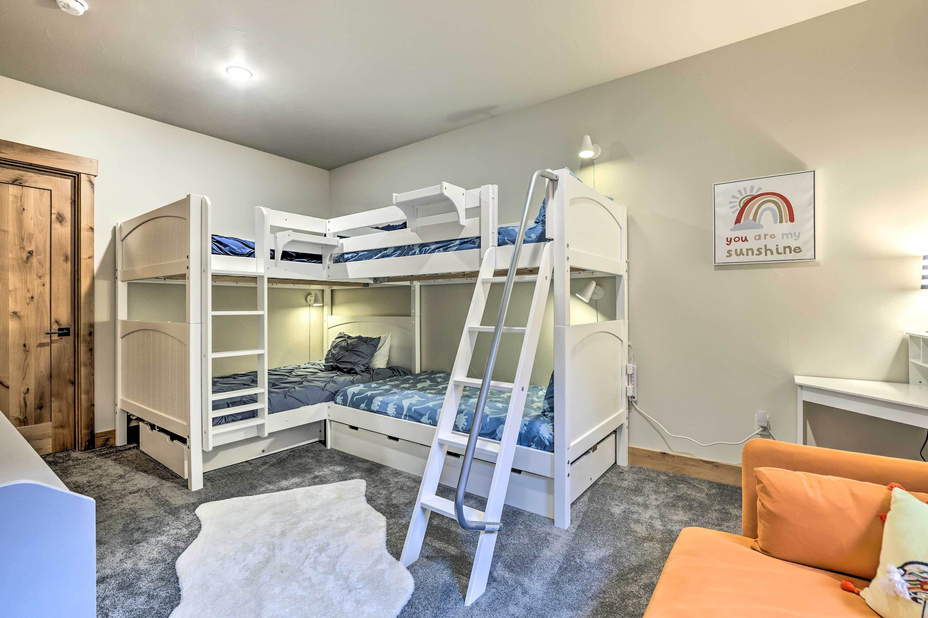 Camera con letto a castello, una scala, una scrivania e una sedia.