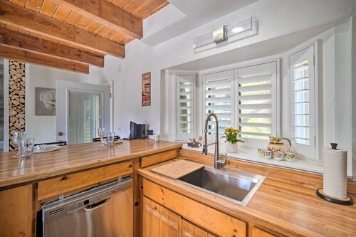 Crestline Cabin w/ Deck: 1 Mi to Lake Gregory