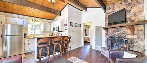 Hus (2 Bedrooms) | Vardagsrum | Tv och eldstad