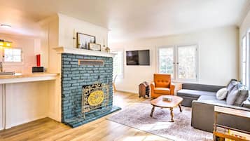 House (3 Bedrooms) | Living area