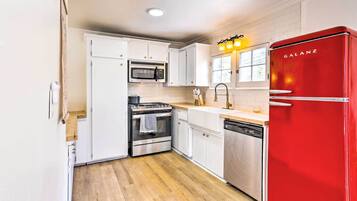 House (3 Bedrooms) | Private kitchen | Microwave, dishwasher, cookware/dishes/utensils, spices