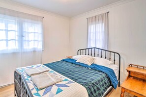 House (3 Bedrooms) | 3 bedrooms, desk, laptop workspace, bed sheets - Cozy Home, 1/2 Mi to Downtown, 4 Mi to Hikes! (Wrightwood)