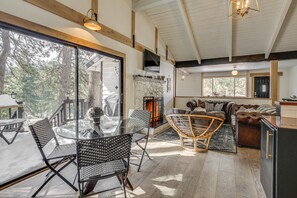 Interior - Chic Alpine Hideaway: Hiking, Skiing + Exploring! (Running Springs)