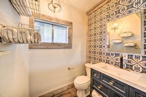 Shower - Chic Alpine Hideaway: Hiking, Skiing + Exploring! (Running Springs)