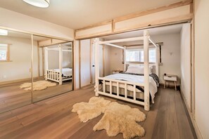House (5 Bedrooms) - Chic Alpine Hideaway: Hiking, Skiing + Exploring! (Running Springs)