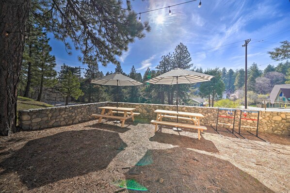 Outdoor dining - Chic Alpine Hideaway: Hiking, Skiing + Exploring! (Running Springs)